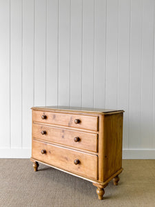 An Antique English Pine Chest of Drawers/Dresser c1890