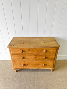 An Antique English Pine Chest of Drawers/Dresser c1890