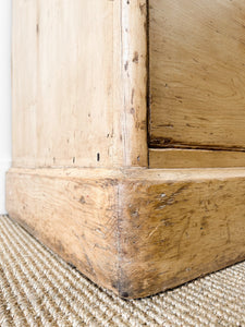 A 19th Century English Chest of Drawers/Dresser