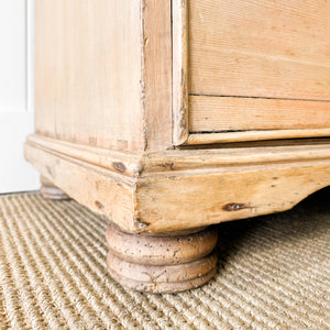 A 19th Century English Chest of Drawers/Dresser