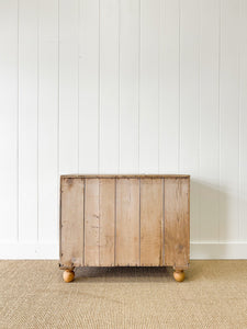 An Antique English Pine Chest of Drawers/Dresser c1890